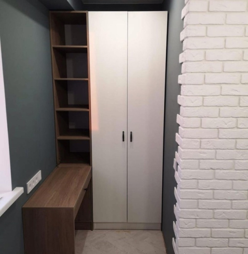 Встроенные распашные шкафы-Встроенный шкаф с белыми распашными дверями «Модель 11»-фото3